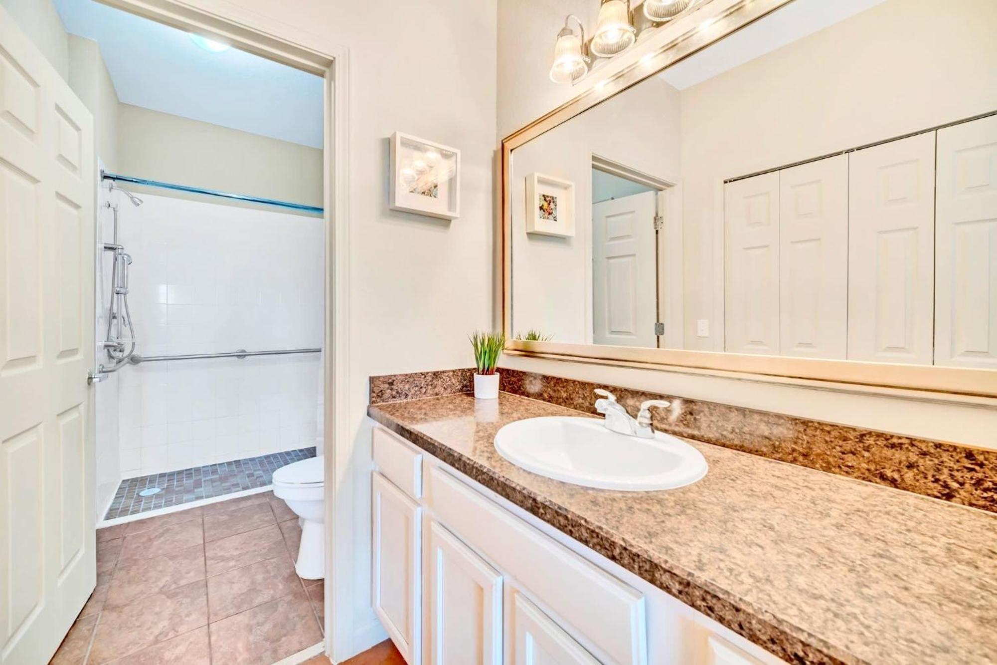 Bright Condo - 2Br With Pool & Hot Tub, Near Disney! Orlando Kültér fotó